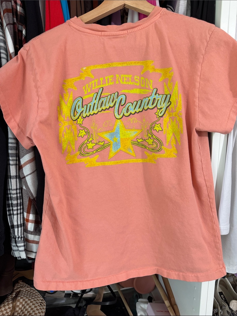 Daydreamer Coral Willie Nelson Graphic Tee with Yellow & Blue Print size small - Picture 2 of 2